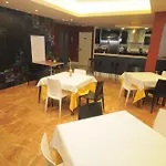 Albergue Revolutum Hostel